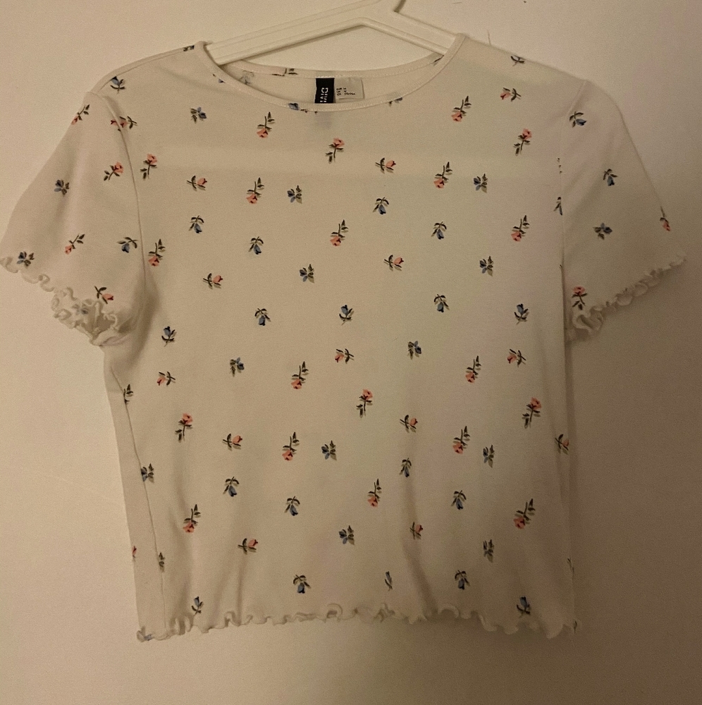 H&M Divided floral lettuce edge crop top